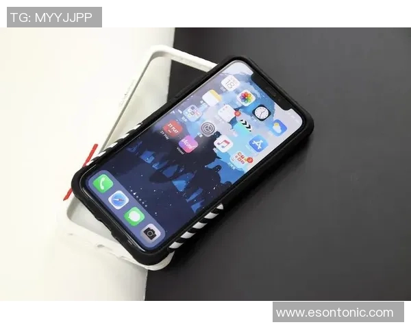 足球明星与碎屏手机的奇妙碰撞揭示了生活中的真实与不完美