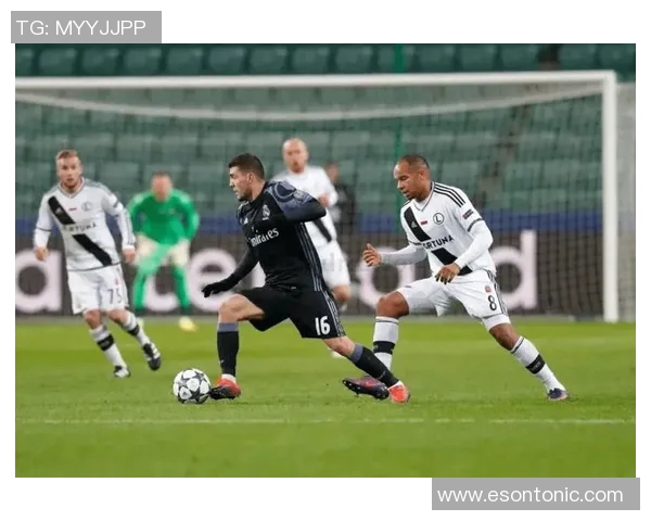 伯德闪耀与莫尔德的精彩对决揭示了足球战术的博弈与球员的非凡表现